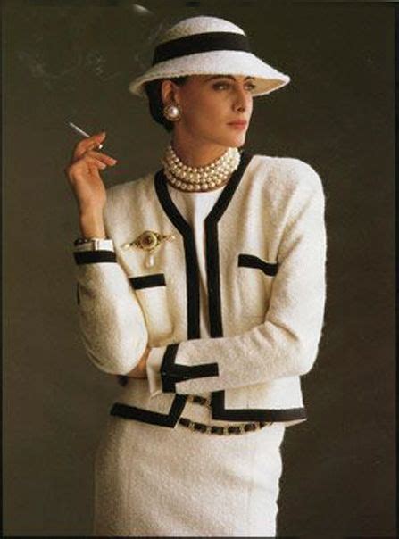 Chanel : histoire de la veste en tweed .